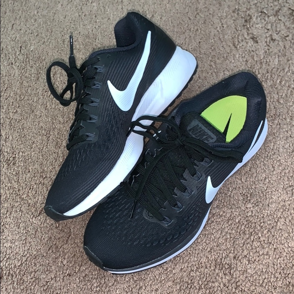 NWOT NIKE tennis shoes